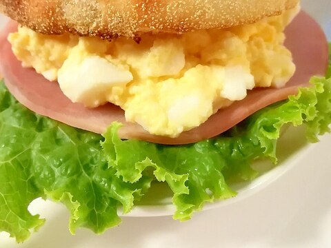 レンジで簡単！朝食にも♪ふわふわ卵のマフィンサンド